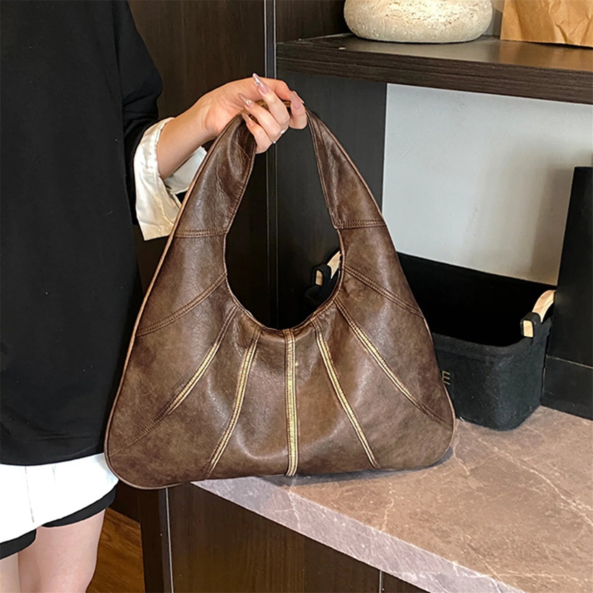 Cyflymder  Fashionable Women s Shoulder Bag with Zipper Closure and Stylish Contrast Color Stitching Elegant Handbag Design
