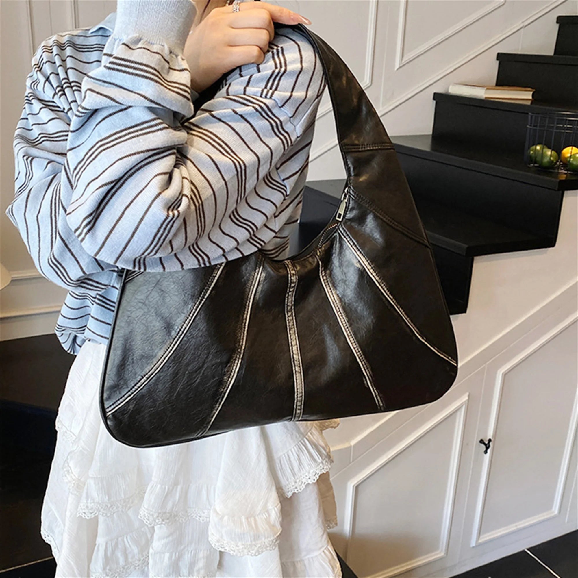 Cyflymder  Fashionable Women s Shoulder Bag with Zipper Closure and Stylish Contrast Color Stitching Elegant Handbag Design