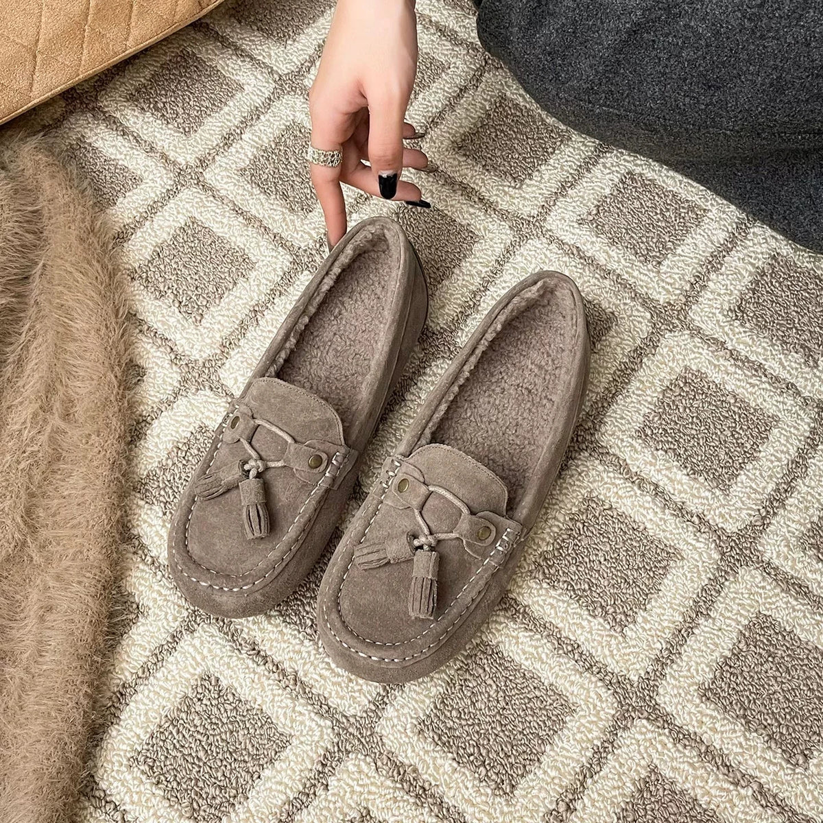Cyflymder   Women Winter Warm Tassel Loafers Fleece Lined Moccasins Slip‑On Flat Driving Shoes Suede Round Toe Soft Casual Bean Shoes Plush