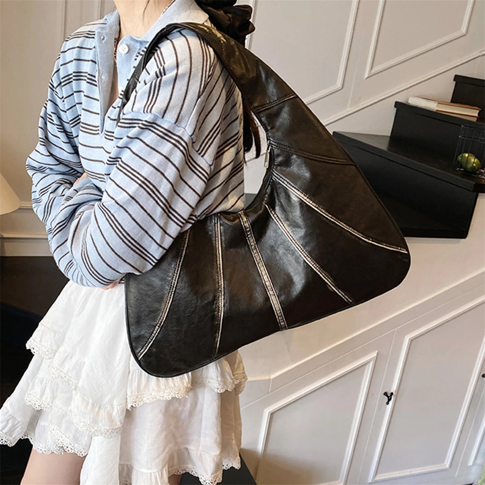 Cyflymder  Fashionable Women s Shoulder Bag with Zipper Closure and Stylish Contrast Color Stitching Elegant Handbag Design