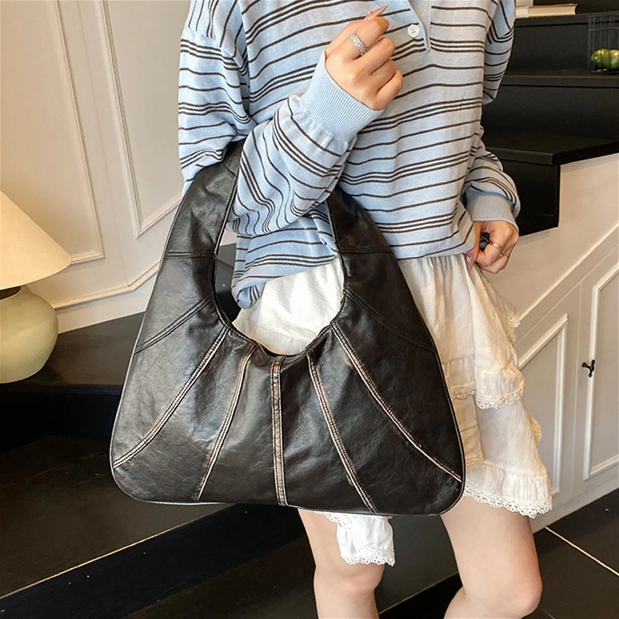 Cyflymder  Fashionable Women s Shoulder Bag with Zipper Closure and Stylish Contrast Color Stitching Elegant Handbag Design
